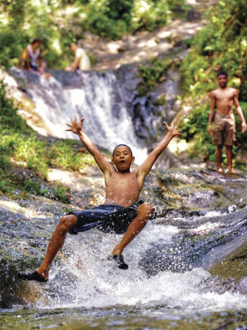 Fiji Kind im Wasser_web.jpg