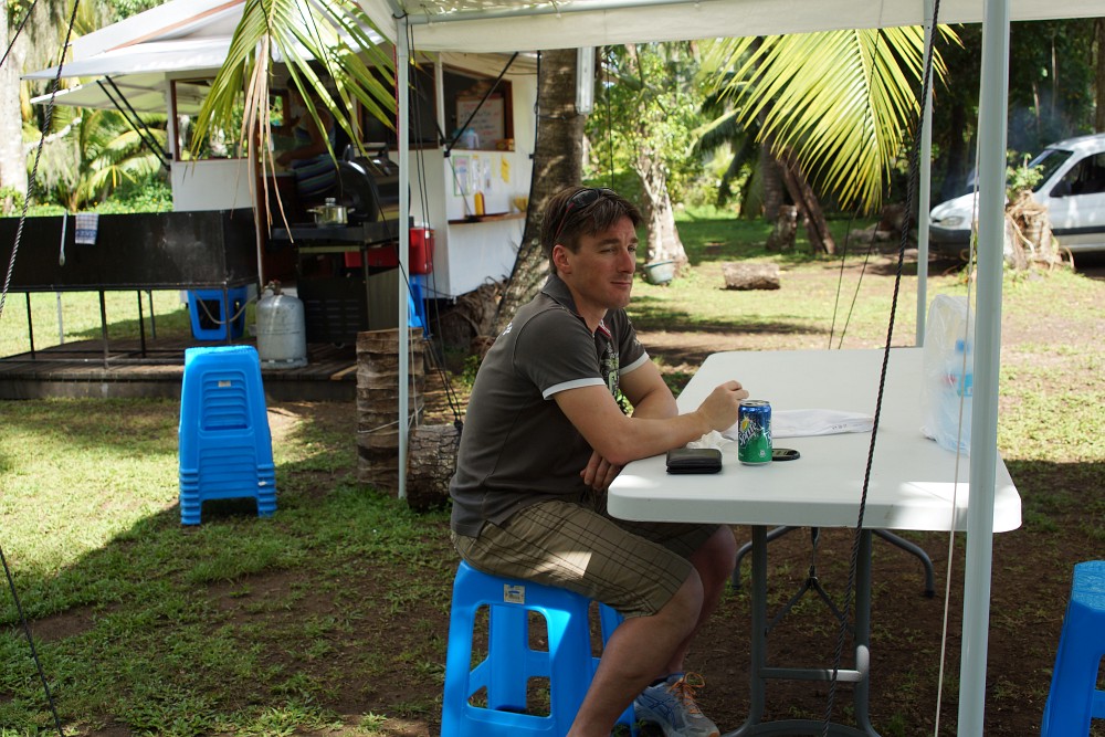 16 Mittagsrast bei einer Tahitianischen Imbissbude (Roulotte).JPG