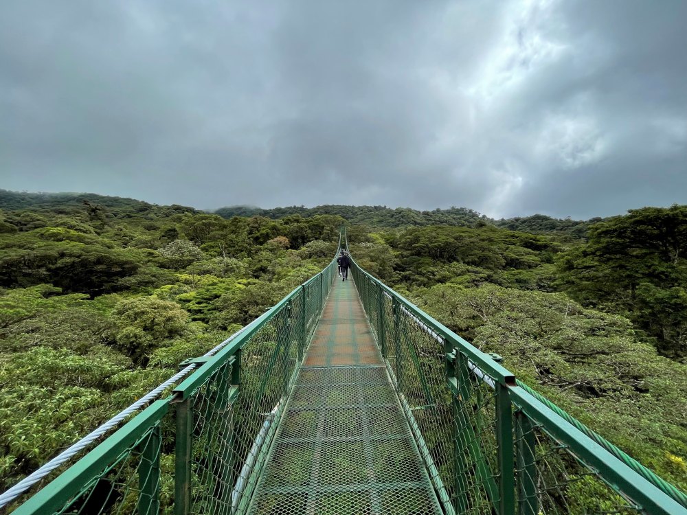 80 Hängebrücke Monteverde und Gewitterhimmel_web.jpg